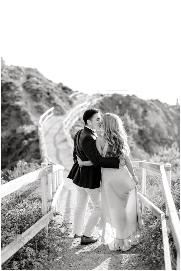 B&W photo of couple kissing along the muir beach overlook trail 